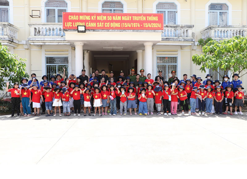 Ngoại khóa trải nghiệm "Chúng em là chiến sĩ cảnh sát cơ động" trong hè 2023