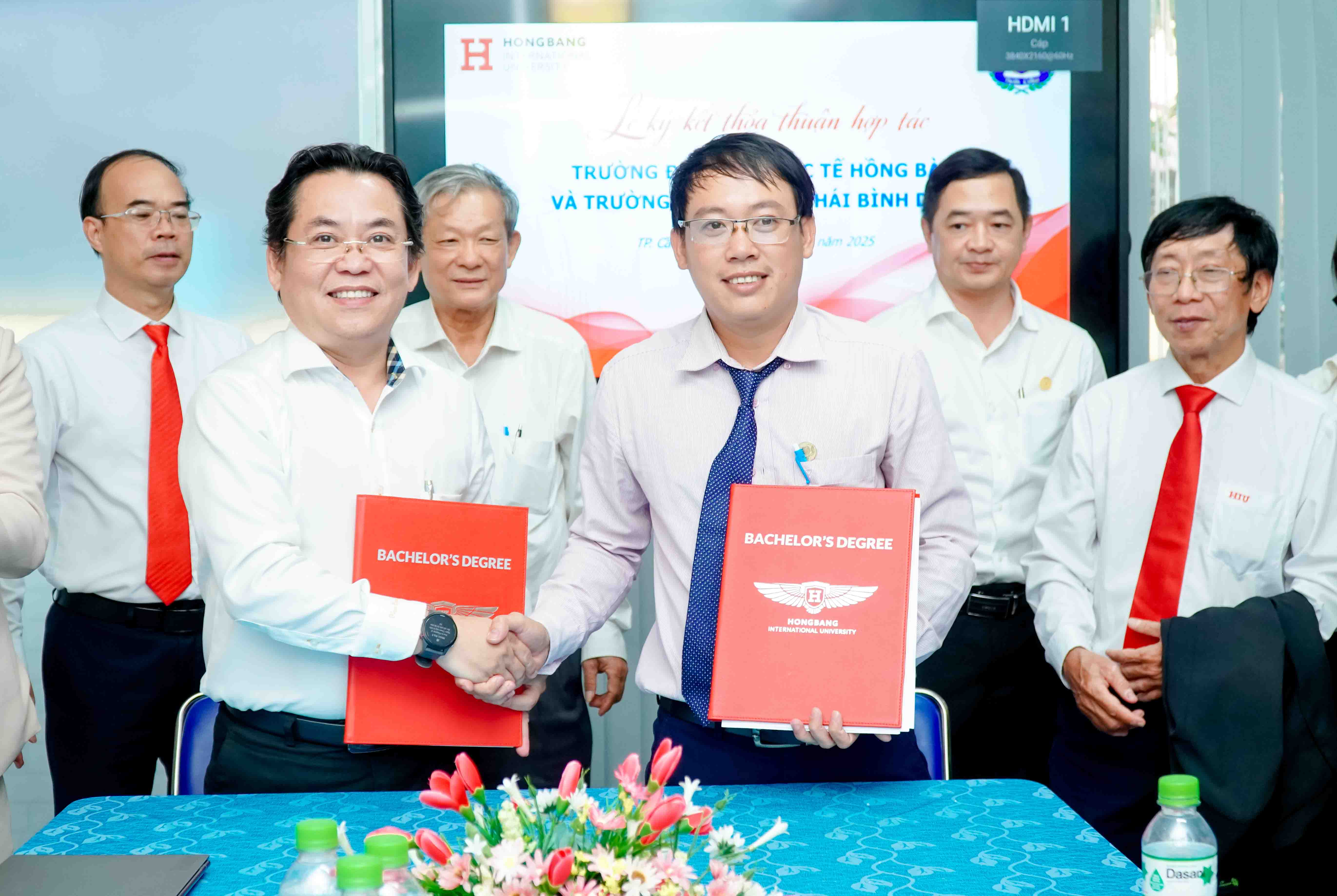 Trường phổ thông Thái Bình Dương ký kết hợp tác với trường Đại học Quốc tế Hồng Bàng