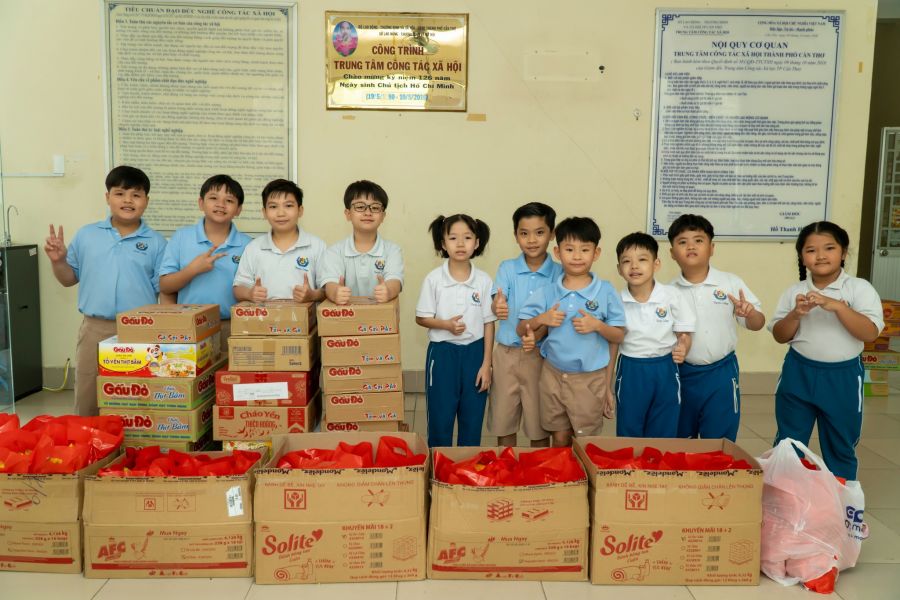 Pacific college visits and presents tết gifts to the can tho social work and agent orange/dioxin victims center