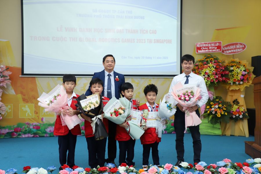 Ông Nguyễn Thanh Thống (trái), Giám đốc Trường Phổ thông Thái Bình Dương, khen thưởng các học sinh đạt thành tích cao trong Cuộc thi Global Robotics Games 2023 tại Singapore.